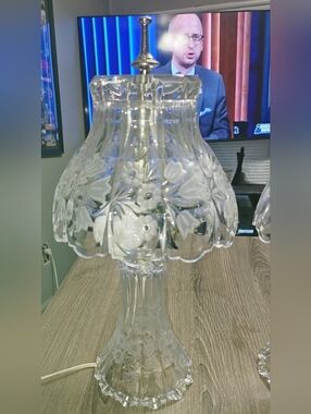 Vintage Crystal Clear Industries Crystal Boudoir Floral Etched nightstand lamp